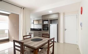 Apto 2 quartos com piscina